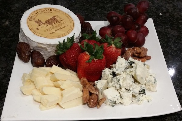 Strawberries and grapes balance the taste of blue cheese.